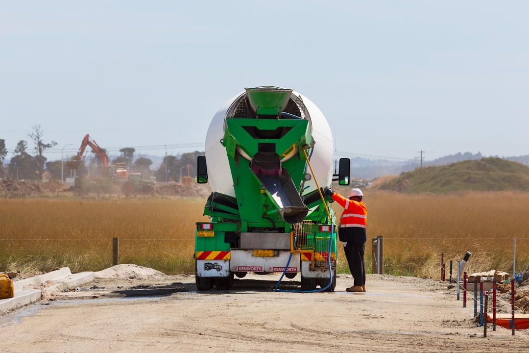 Beton storten met een professionele betonpomp op een bouwplaats